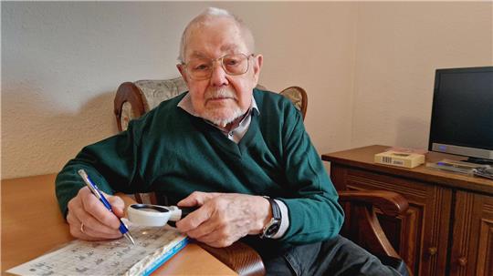 Hans-Georg Dirks wird heute 100 Jahre alt. Er löst jeden Tag seine Kreuzworträtsel und schaut sich Krimis im Fernsehen an.