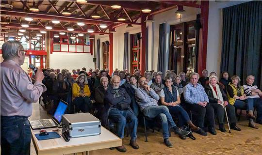 Hans-Gert Hotop begrüßt zahlreiche Interessierte zum Bildervortrag. Wegen des großen Interesses nutzt der Förderkreis Heimathaus Alte Mühle das DGH Schladen.