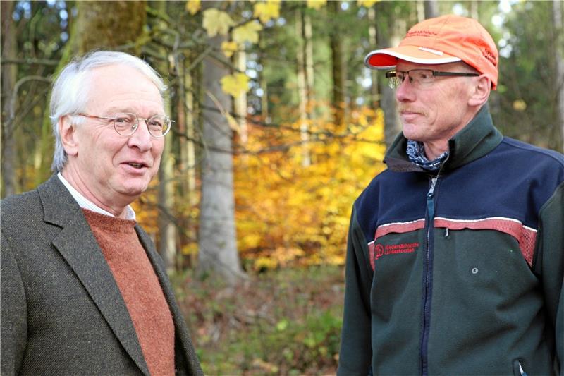 Harzer Fichten reisen nach China Hans Graf zu Rantzau (li.) und Revierleiter Dirk Franke verfolgen die Verladung am Entensumpf. Für Franke ist es das erste Mal, dass „seine“ Bäume nach China kommen.