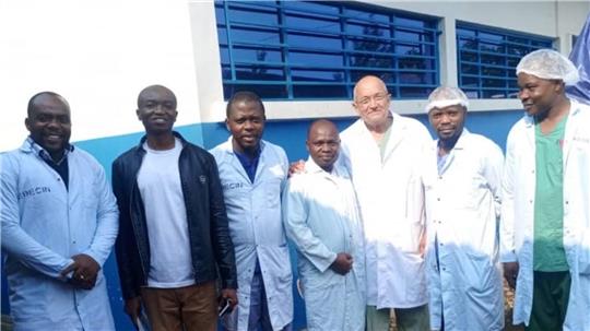 Hans-Günter Koebe ist im Kongo bei Mitarbeitern und Bewohnern gleichermaßen beliebt. Sie nennen ihn „Papa Hans“.