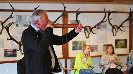 Hans-Günter Schärf ist nicht nur ehemaliger Bürgermeister von St. Andreasberg, sondern auch ehemaliger Deutscher Meister der Hirschrufer. Sein Auftritt gehört stets zu den Glanzlichtern der Hirschbrunft-Erlebnistage.