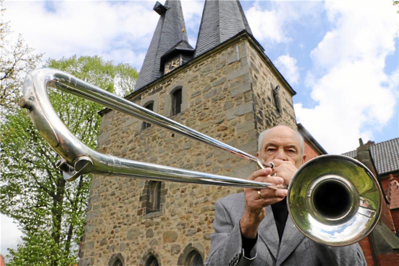 Posaunenmusik bestimmt Hans-Hermann Krusekopfs Leben Hans-Hermann Krusekopf setzt vor der Liebenburger St.-Trinitatis-Kirche die Posaune an: Am Sonntag verabschiedet er sich dort aus dem aktiven Bläserdienst. Foto: Gereke