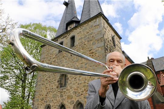 Hans-Hermann Krusekopf setzt vor der Liebenburger St.-Trinitatis-Kirche die Posaune an: Am Sonntag verabschiedet er sich dort aus dem aktiven Bläserdienst. Foto: Gereke