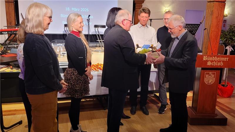 Hans-Herwig Schlottke (r.), dem langjährigen AG-Sport-Sprecher, wird mit einem Präsent gedankt.