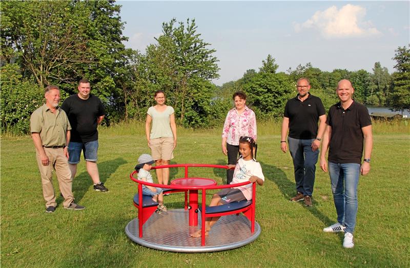Neues Karussell aus Spenden finanziert Hans-Joachim Bienert (von links), Marvin Raecke, Julika Kleinsorge, Jila Segieth, Norman Heyke und Martin Mahnkopf präsentieren die neue Attraktion auf dem Vienenburger Spielplatz am See. Die Kinder Anton und Nelemmik dürfen zuerst testen. Foto: Hohaus