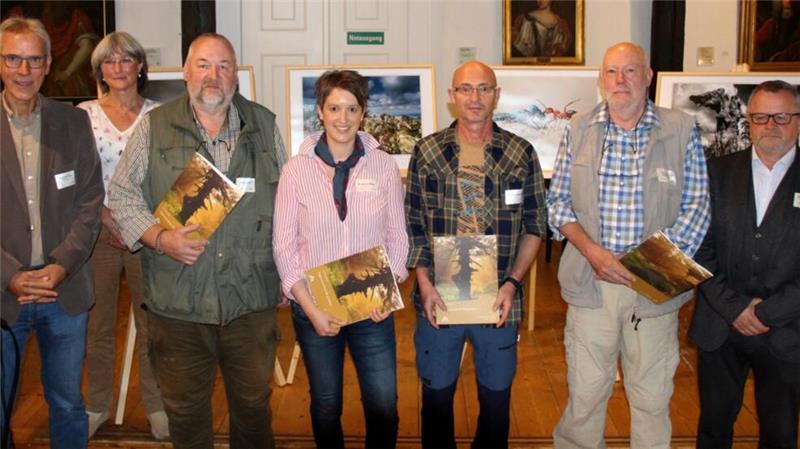 Hans-Joachim Gleichmann: Vernissage im Polsterberger Hubhaus Hans-Joachim Gleichmann (2. v. r.) ist einer der Gewinner beim Fotowettbewerb „HarzNatur“ 2019.