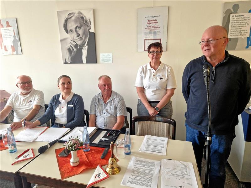Awo stellt sich nach Tod des Zweiten Vorsitzenden neu auf Hans-Joachim Götting (r.) ist nun Zweiter Vorsitzender. Zum restlichen Vorstand gehören (v.r.) Vorsitzende Ute Taube, Kassenwart Herbert Brauer, Schriftführerin Jana Müller und der kommissarische Reiseleiter Volker Taube. Foto: Knoke