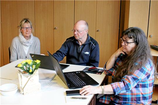 Hans-Joachim Götting übernimmt die Leitung des Anfänger-Computerkurses in der Awo. Marlene Grieß (links) und Cornelia Kuhfuß benötigen noch etwas Hilfe im Umgang mit ihren Laptops.  Foto: Knoke
