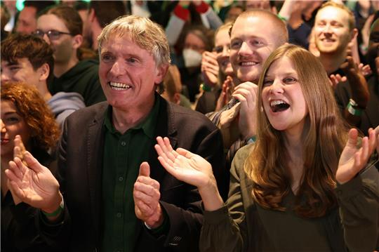 Hans-Joachim Janßen (l), Landesvorsitzender der Grünen, und Anne Kura, Landesvorsitzende der Grünen.
