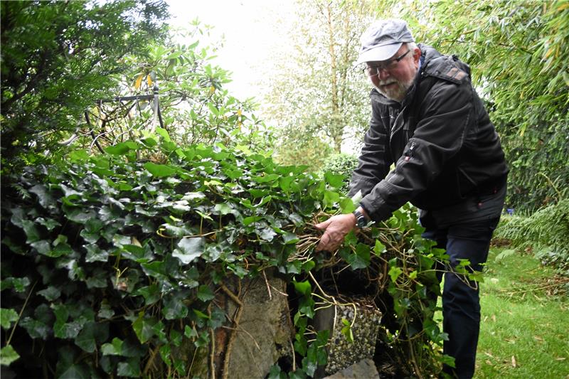 Hans-Jürgen Gursky zeigt einen der „Betonklötze“ in seinem Garten. Foto: Berg