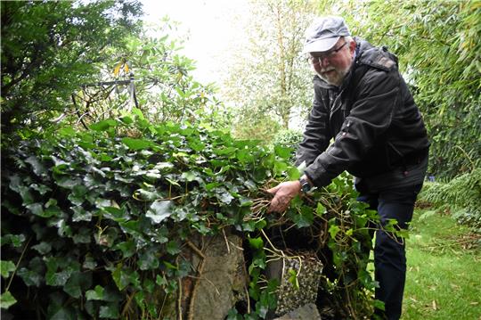 Hans-Jürgen Gursky zeigt einen der „Betonklötze“ in seinem Garten. Foto: Berg