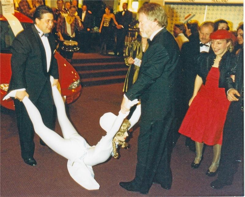 Ex-GZ-Chefredakteur Hans Kraus schreibt im „Spiegel“ Hans Kraus und Sigmar Gabriel bergen 1995 „Living Doll“ Helga beim Presseball 1995, auf dem „Holland zu Gast“ war: Das Bild schafft es in den „Spiegel“. Foto: Privat