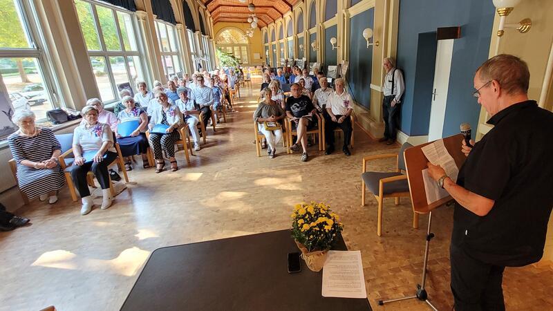 Hans Manhart, Leiter der Bad Harzburger Rathaus-Galerie, hält in der Wandelhalle die Eröffungsrede.