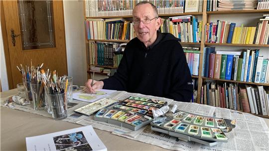 Hans Manhart ist Künstler und Pilzkenner und hat in seinem Atelierzimmer in Harlingerode bereits tausende Pilztafeln gemalt.