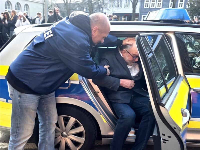 Hans-Peter Dreß, Schulleiter des Ratsgymnasiums, wird von der Polizei verhaftet.