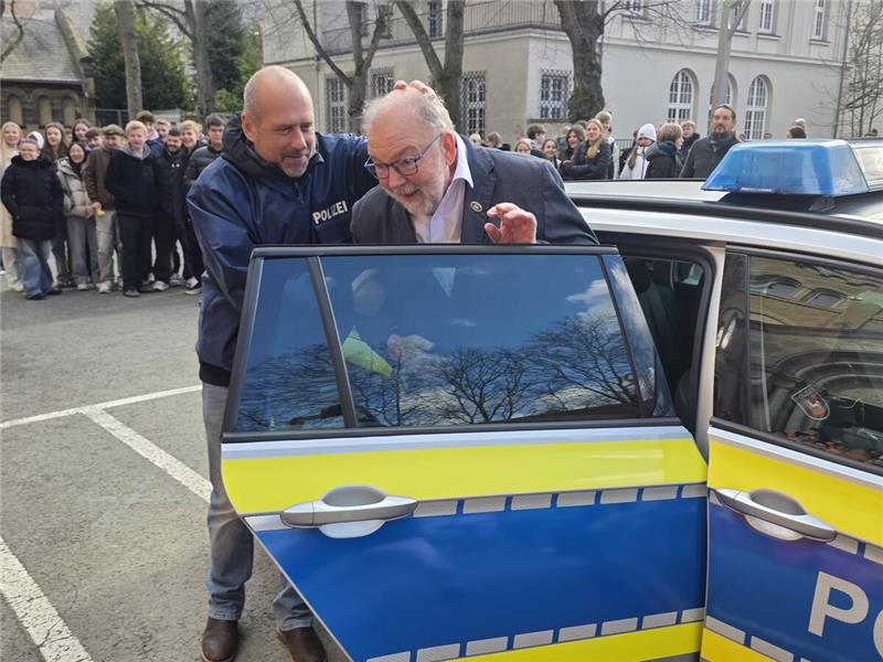 Hans-Peter Dreß, Schulleiter des Ratsgymnasiums, wird von der Polizei verhaftet.