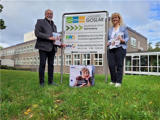 Hans-Peter Dreß und Wencke Ahäuser laden zu neuen Kursen in die Berufsschule Wichernstraße ein.  Foto: Exner