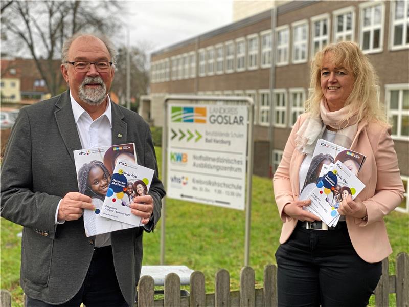 Volkshochschule bietet trotz Corona in Bad Harzburg 37 Kurse an Hans-Peter Dreß und Wencke Ahäuser präsentieren das Semesterprogramm der Volkshochschule. Foto: Schlegel