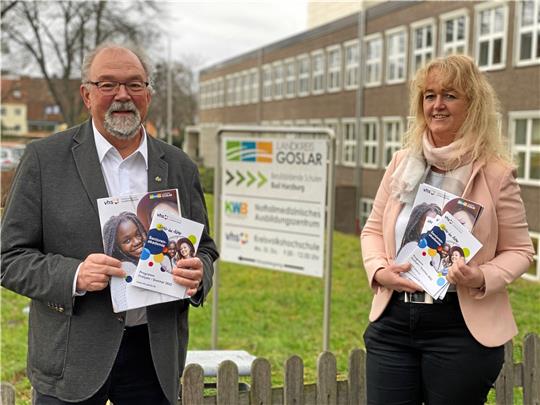 Hans-Peter Dreß und Wencke Ahäuser präsentieren das Semesterprogramm der Volkshochschule.  Foto: Schlegel
