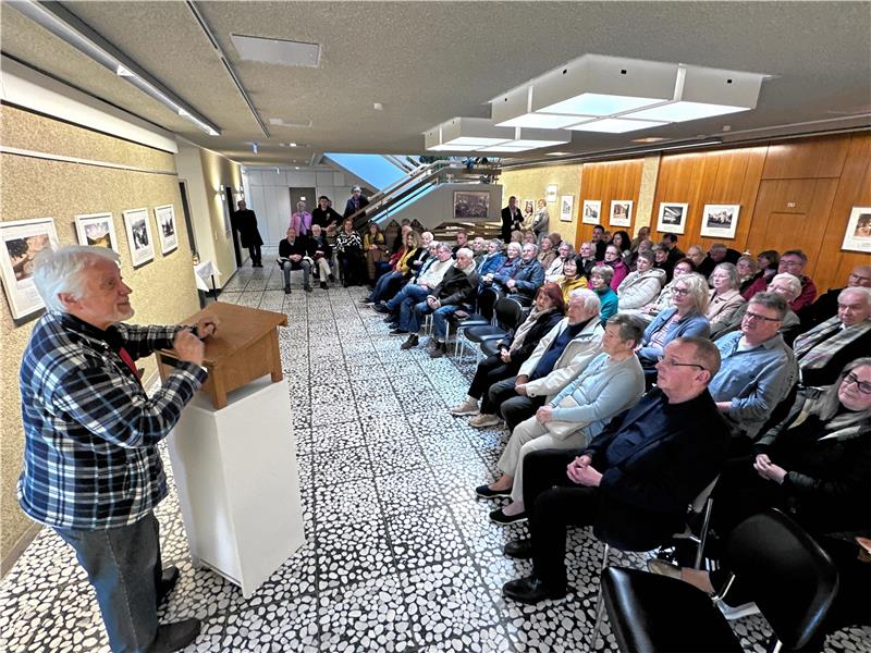 Hans Willgeroth (l.) erläutert, wie er die Ausstellung zusammengestellt hat. Vorn in der ersten Reihe Galerieleiter Hans Manhart. Foto: Schlegel