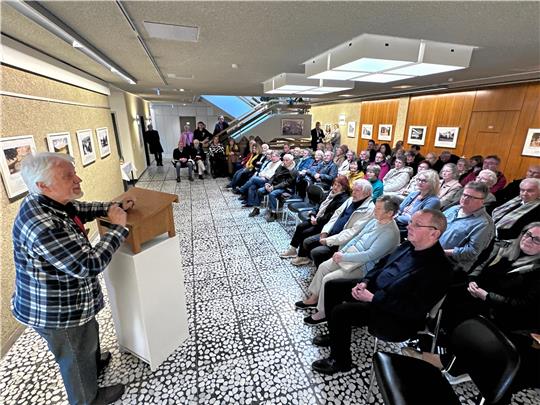 Hans Willgeroth (l.) erläutert, wie er die Ausstellung zusammengestellt hat. Vorn in der ersten Reihe Galerieleiter Hans Manhart. Foto: Schlegel