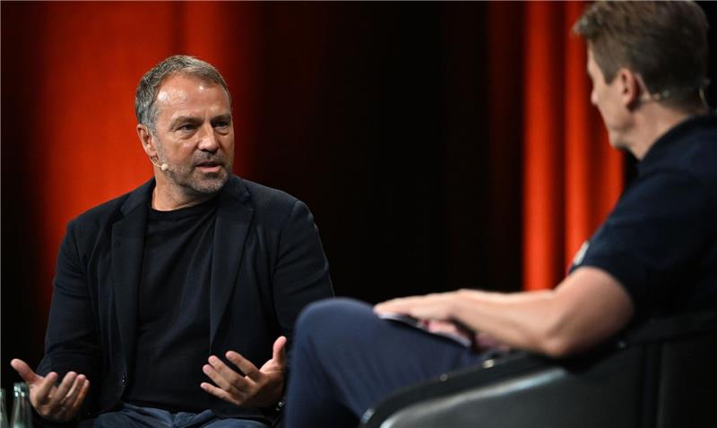 Bundestrainer Flick: Vorwürfe „eine große Dreistigkeit” Hansi Flick (l), Trainer der deutschen Fußballnationalmannschaft, mit Moderator Michael Leopold.