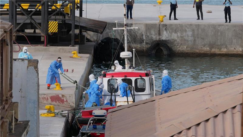 Hantavirus: Gesundheitspersonal in Schutzkleidung bringt Passagiere vom Kreuzfahrtschiff „Hondius“ in einen Hafen auf den Kapverden.