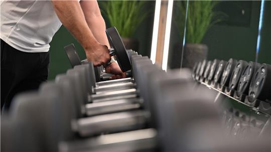 Hanteltraining, um fit zu bleiben: In Smart Gyms kann es passieren, dass sonst niemand im Raum ist.