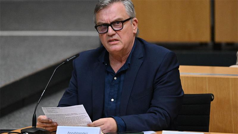 Hape Kerkeling spricht während einer mündlichen Anhörung zu einem Parteiverbotsverfahren gegen die AfD auf Bundesebene im Plenarsaal des Thüringer Landtags.