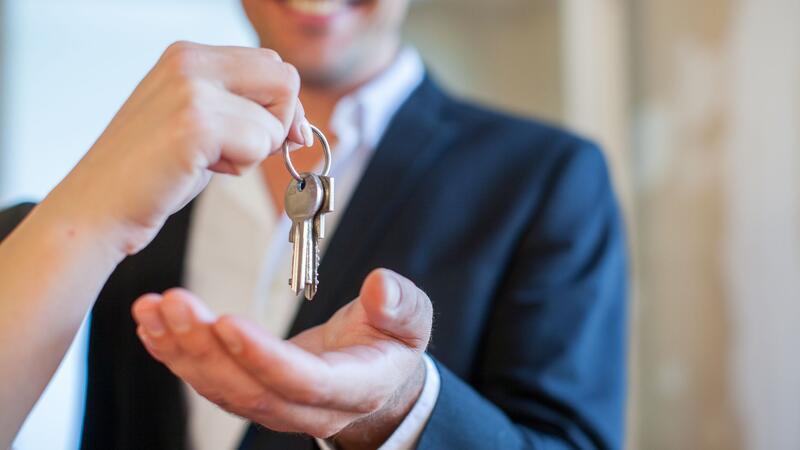 Hauskauf: In 9 Schritten zur eigenen Immobilie Happy End: Der neue Eigentümer bekommt den Schlüssel zu seinem Eigenheim.