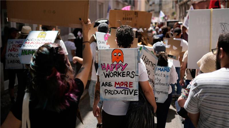 „Happy Workers are more productive“ (Glückliche Menschen sind produktiver), heißt es bei einem Demonstranten wärhend eines eintägigen Generalstreiks gegen die geplante Arbeitsmarktreform der konservativen Regierung.