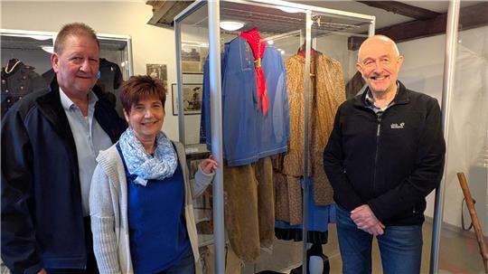 Harald Germer (l.), Kathrin Germer und Uwe Siebels vom Vereinsvorstand präsentieren die Fuhrmannstracht in einer der drei neuen Vitrinen.