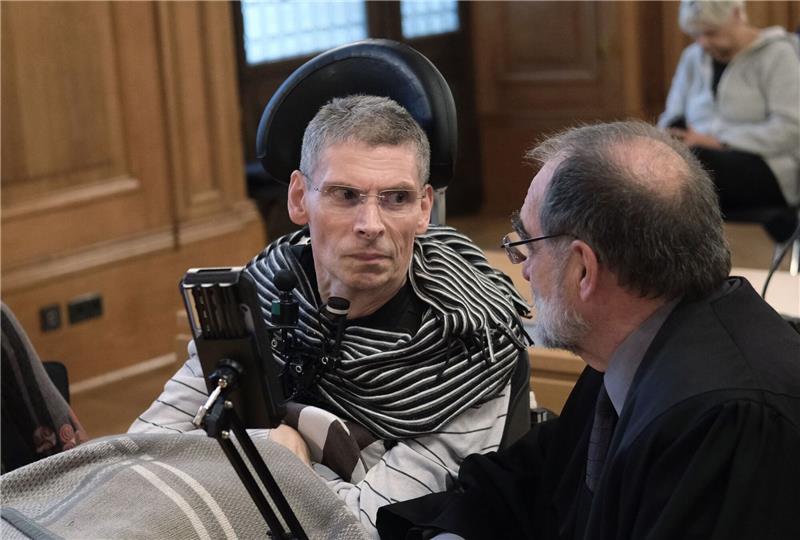 Betäubungsmittel für Suizid? Gericht entscheidet im November Harald Mayer (l), durch Multiple Sklerose komplett bewegungsunfähig, sitzt neben Robert Roßbauch, Rechtsanwalt, in einem Saal des Bundesverwaltungsgerichtes (BVerwG).