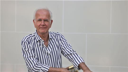 Harald Schmidt glaubt, dass sich Olaf Scholz mit Blick auf seinen Nachfolger Friedrich Merz insgeheim ins Fäustchen lacht (Archivbild).
