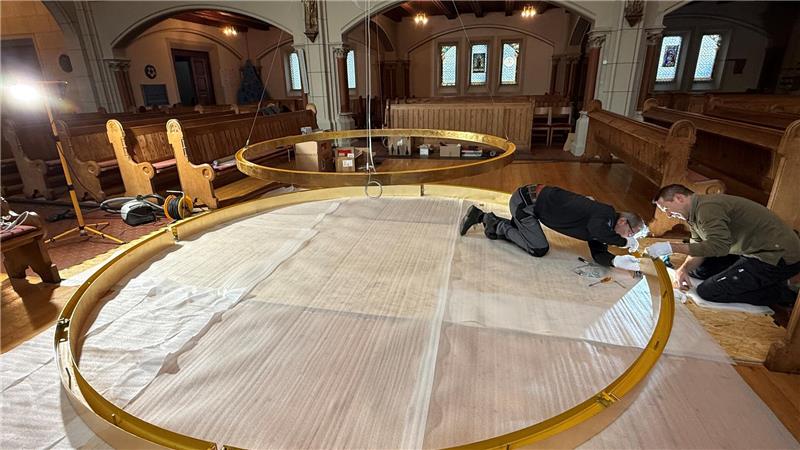 Wie dieser neue Kronleuchter die Lutherkirche verändert Harald Scholz und Norbert Sauer von „Scholz Lichttechnik“ bauen die Ringe des Leuchters am Boden zusammen.