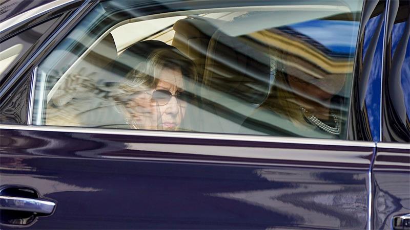 „Takk“: Tränenreicher Abschied von König Harald in Oslo Haralds Witwe, Königin Sonja, und Königin Mette-Marit folgten dem Trauerzug in einem Auto.