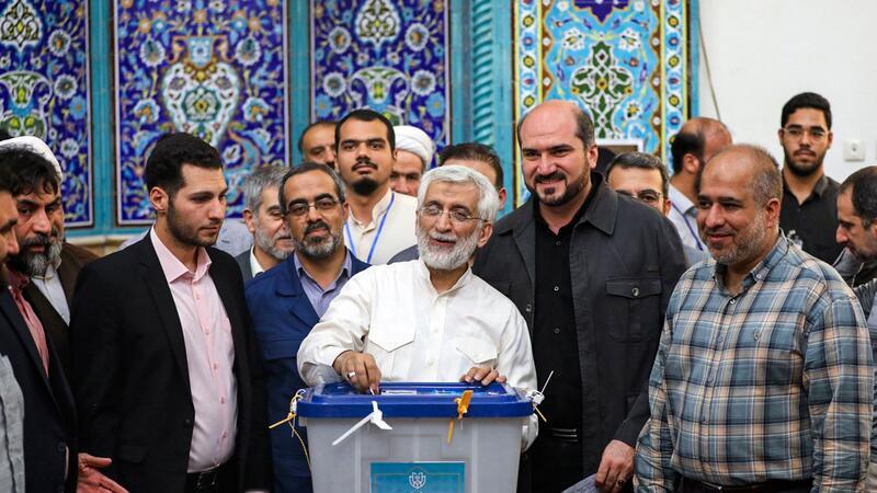 Wahl im Iran: Duell zwischen Reformer und Hardliner Hardliner Said Dschalili bei der Stimmabgabe.