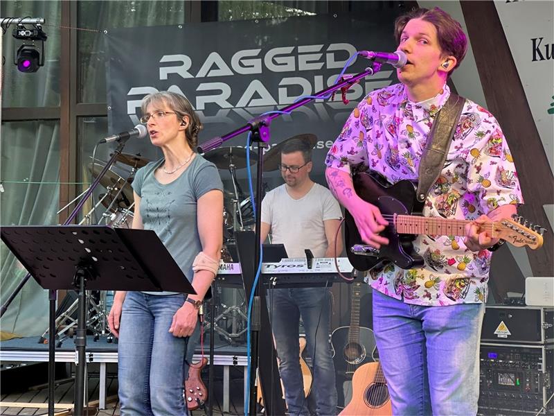 600 Besucher bei Open-Air-Konzert in Braunlage Hargit Geyer, Thomas Stille-Bouet und Ben Rees (rechts) sorgen für erste Stimmungswellen im Kurpark.