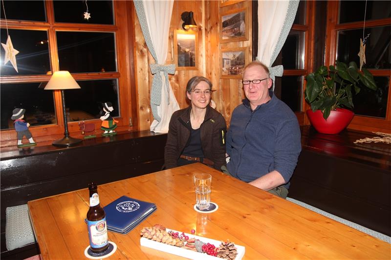 Hargit Geyer und ihr Ehemann Christian Stahmer (großes Foto) betreiben die Ausflugsgaststätte „Rinderstall“ (kleines Foto) im Odertal zwischen St. Andreasberg und Braunlage bereits seit 15 Jahren.  Fotos: Eggers