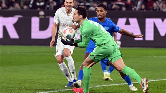 Haris Tabakovic scheiterte mit seinem Schuss zunächst an Keeper Janis Blaswich. 