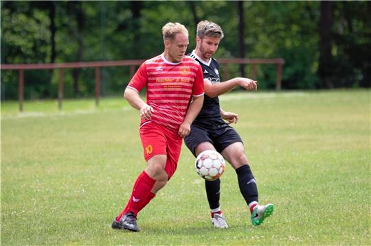 Harlingerodes Lucas Stübe blockt vor Schandelahs Matthias Jeschke. Das Spiel verläuft sehr fair. Foto: NFV/Veranstalter