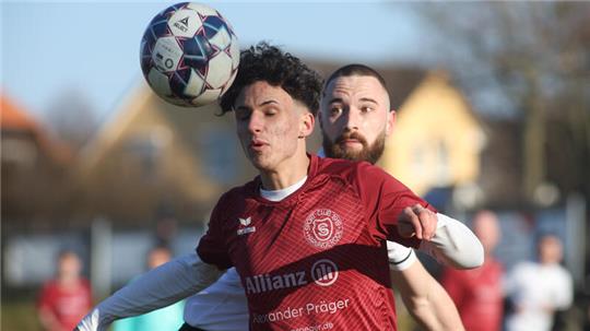 Harlingerodes Maurice Krause kontrolliert den Ball vor dem Münchehofer Nicolai Jabri, der in der Schlussphase noch die Gelb-Rote Karte kassiert. Foto: Gietemann