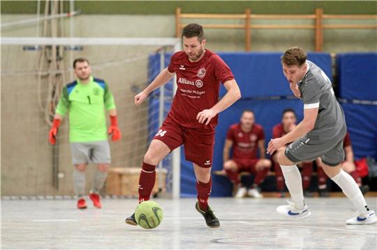 Harlingerodes Spielertrainer Boris Bodenstein (M.) während des Finales gegen die SG Achim/Börßum/Hornburg. Im Tor des SC 18 steht Maik Geiser, der sonst ebenfalls Feldspieler ist. Foto: Gietemann