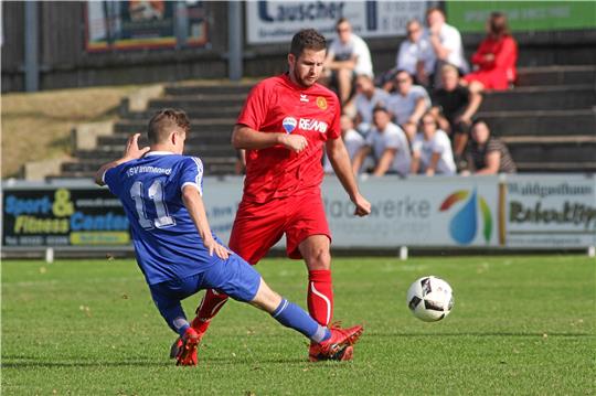 Harlingerodes Spielertrainer Boris Bodenstein (re.) erwartet von seiner Mannschaft eine Redaktion auf die Niederlage zum Saisonauftakt beim VfR Langelsheim. Foto: Gietemann
