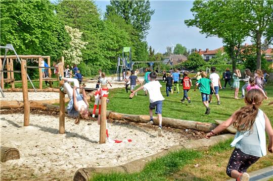 Harlingeröder Grundschüler erstürmen ihren neuen Schulhof. Spielgeräte und viel Grün laden zu kindgerechten Pausen ein.