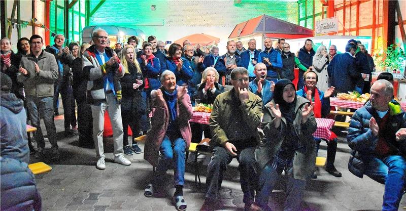 Christoph Willeke (SPD) siegt klar im Goslarer Wahlkreis 13 Harlingeröder Scheunen-Party mit dem Sieger: Die Genossen freuen sich mit Christoph Willeke (re.) über dessen ungefährdeten Einzug in den Landtag. Fotos: Sowa