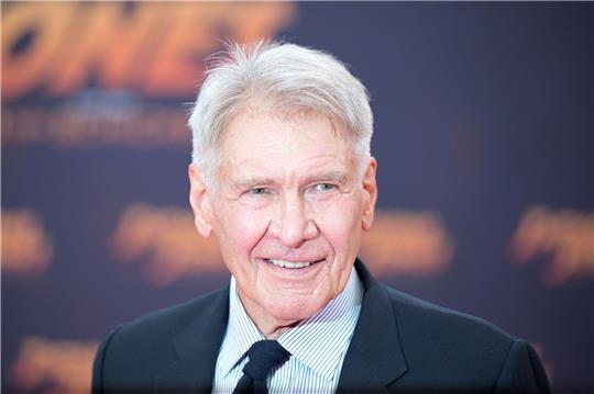 Harrison Ford singt seinen Basilikumpflanzen Schlaflieder vor, damit sie vor der Nacht keine Angst haben.