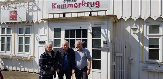 Harry Fransen (rechts) und seine Eltern vor dem Hotel Kammerkrug in der Herzog-Julius-Straße. Das Gasthaus gab es bereits vor 63 Jahren. Optisch hat es sich aus Sicht der Niederländer kaum verändert. Fotos: Privat