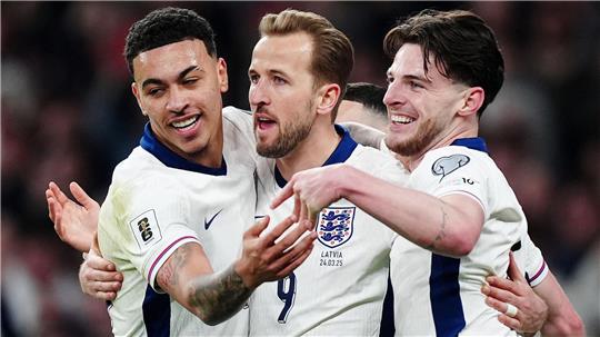 Harry Kane (Mitte) ist mit dem neuen England-Coach Thomas Tuchel sehr zufrieden