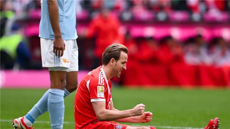 Harry Kane ballt nach seinem 31. Saisontor im Sitzen die Fäuste.